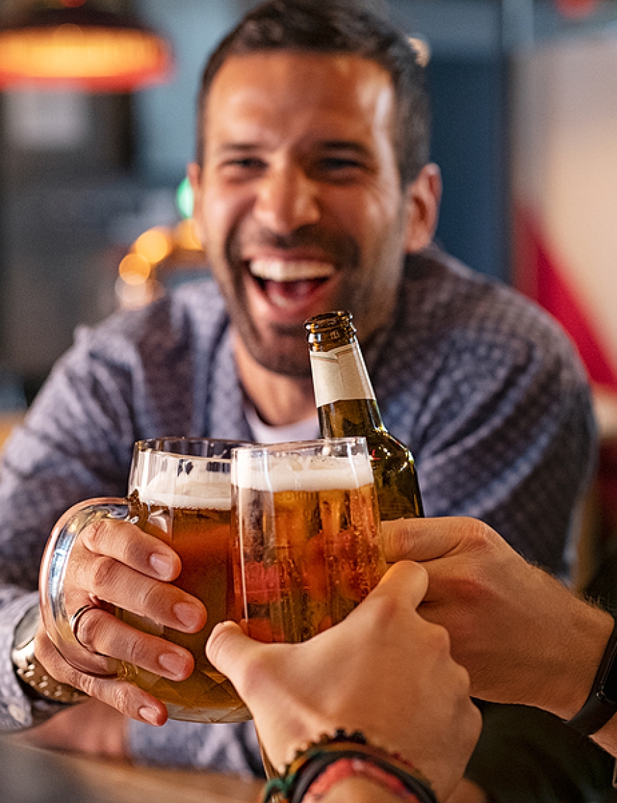 Amore e Amicizia. Farsi qualche birretta con gli amici, rinforza anche l'amicizia.